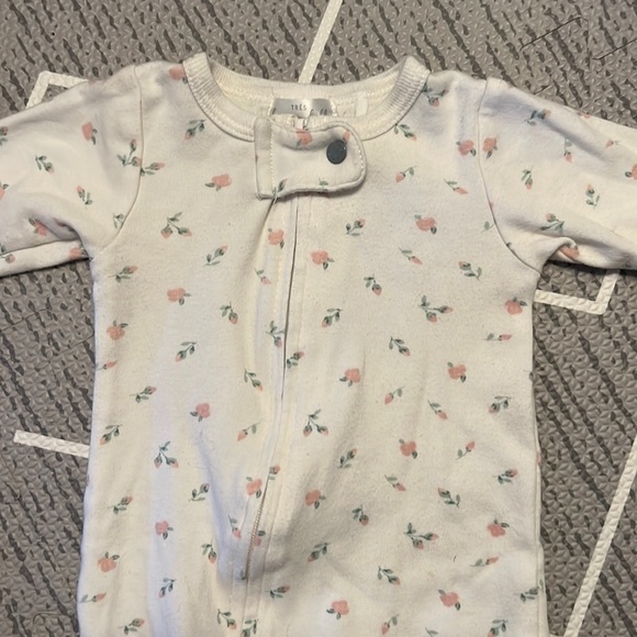 Très beau er belle sleeper and hat 0-3 - Picture 2 of 4